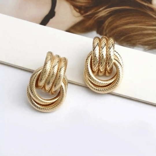 Gold Geometrik Düğüm Küpe – Kadınlar İçin Trend Takı