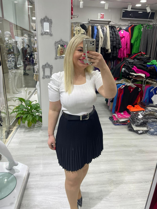 Beyaz Kare Yaka Kısa Kollu Triko