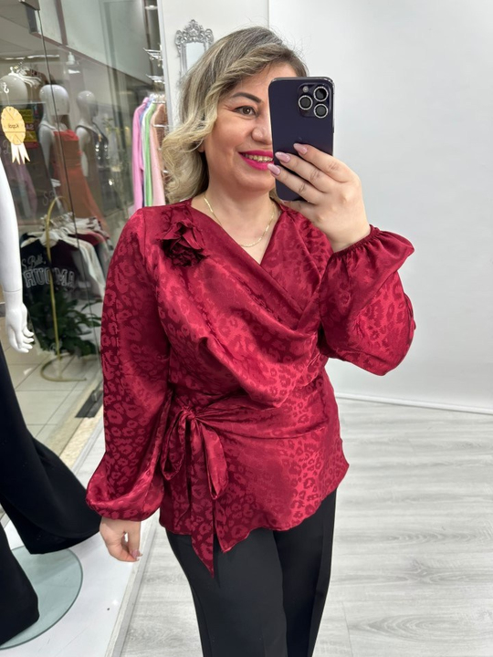 Bordo Degaje Yaka Leopar Desenli Saten Yaka Çiçek Detaylı Uzun Kollu Yandan Bağlamalı Bluz stp 27k1684