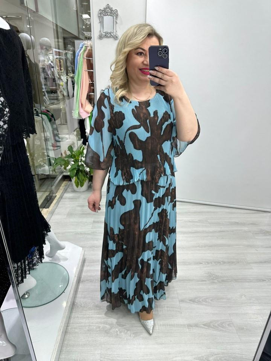 Kahverengi Mavi Batik Desenli Premium Piliseli 2 Katlı Yarım Kollu Şifon Elbise stp 26y2740