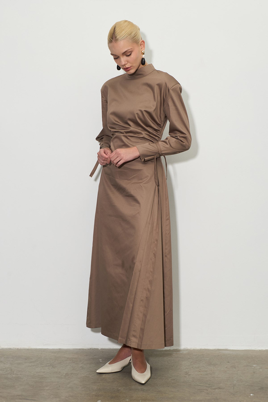 Dik Yakalı Drapeli Elbise Camel