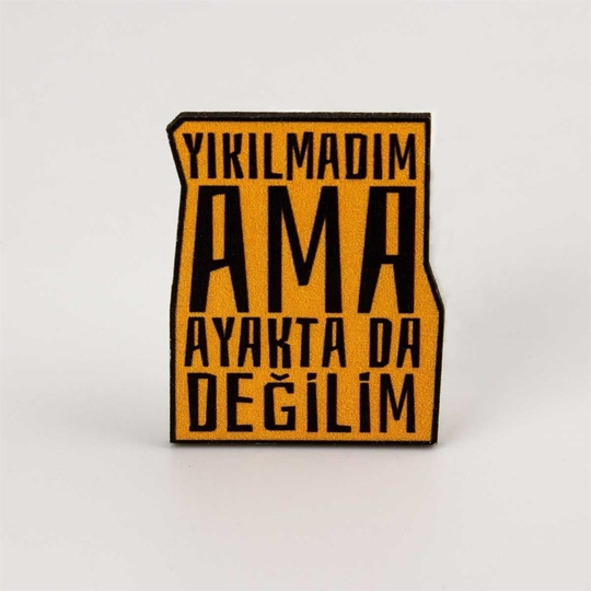 Yıkılmadım Ama Ayakta da Değilim Büyük Boy Ahşap Rozet