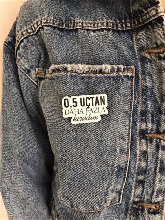0,5 Uçtan Daha Fazla Kırıldım Ahşap Rozet