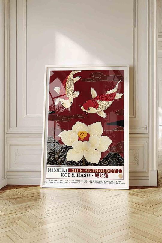 Koi Balığı Lotus Çiçeği Tablosu Kırmızı – NISHIKI Nakış Sanat Posteri – Beyaz Çerçeveli