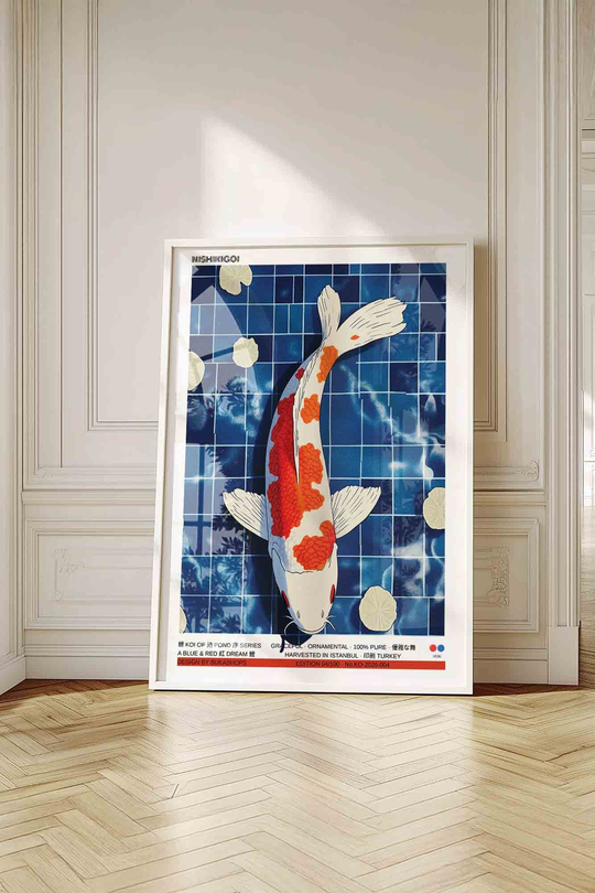 Koi Balığı Tablosu Mavi Havuz – Modern İllüstrasyon Sanat Posteri – Beyaz Çerçeveli