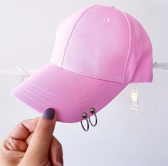 Pembe Piercing Detaylı Şapka