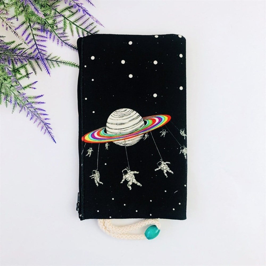 Saturnde Sallanan Astronot Bez Kalemlik