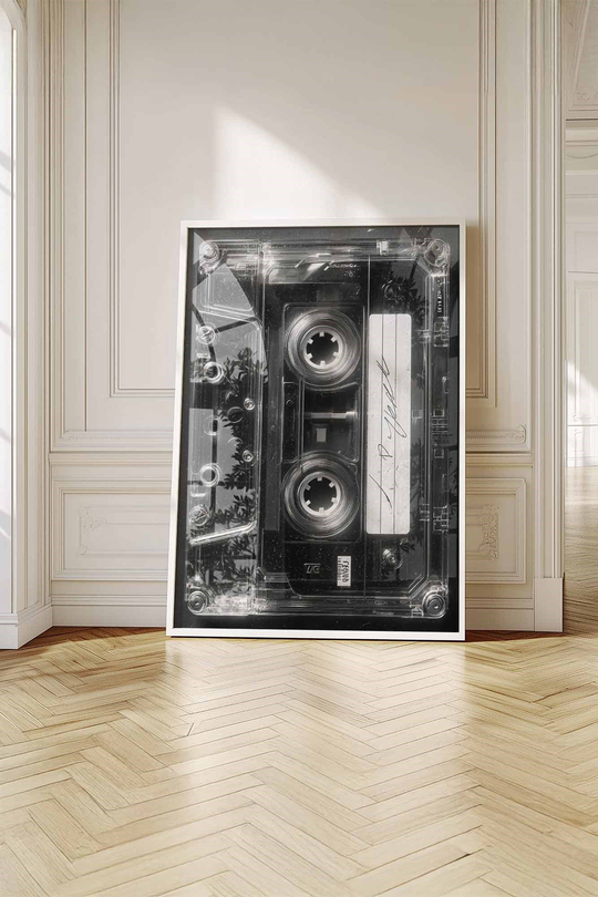 Vintage Siyah Beyaz Kaset Tablosu - Beyaz Çerçeveli Retro Müzik Posteri
