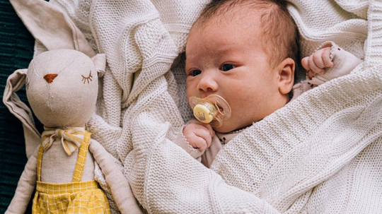 Yenidoğan Bebeklerde Emzik Kullanımı Nasıl Olmalı? | Unigo