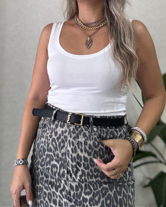 Beyaz oval yaka kolsuz uzun body