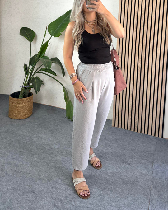 Gri renk pileli beli lastikli cepli pantolon
