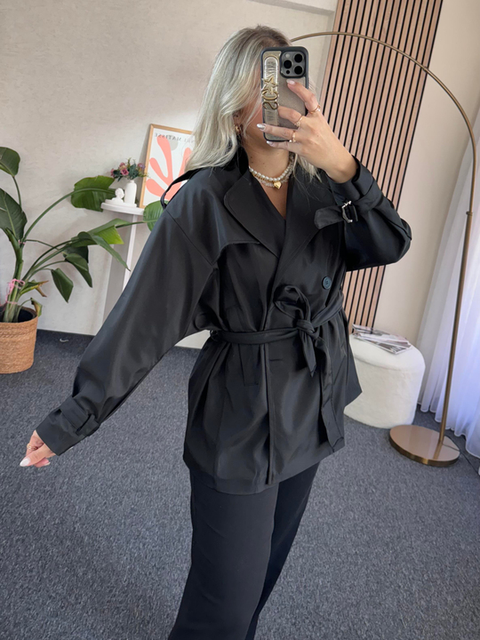 SİYAH KISA MODEL KEMERLİ TRENÇKOT