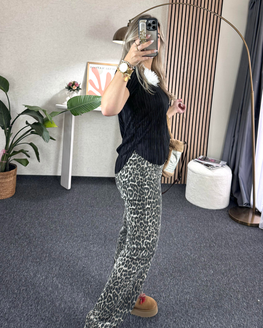 Beyaz çiçek detaylı pliseli tshirt