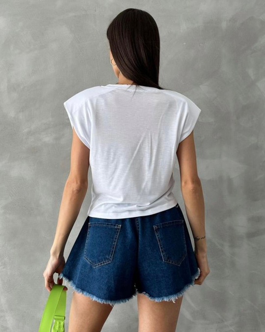 Beyaz vatkalı gül detaylı tshirt