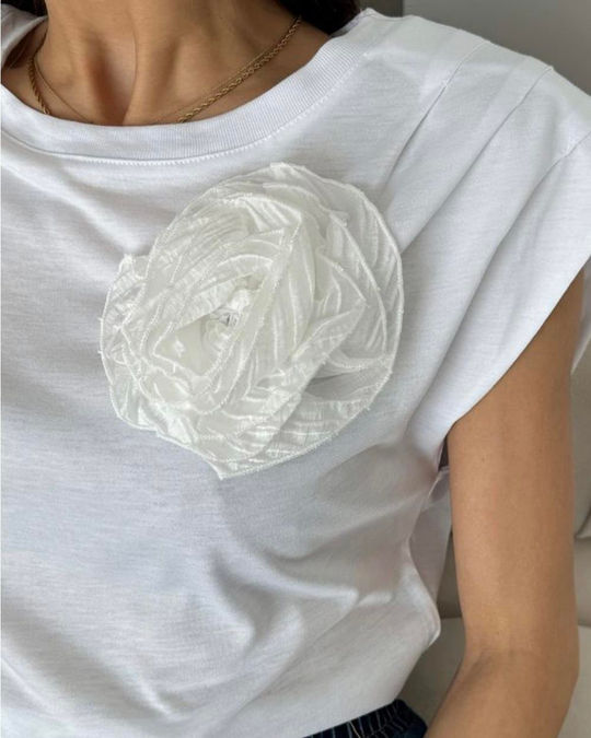 Beyaz vatkalı gül detaylı tshirt