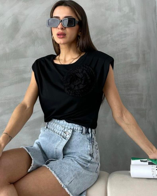 Siyah vatkalı gül detaylı tshirt