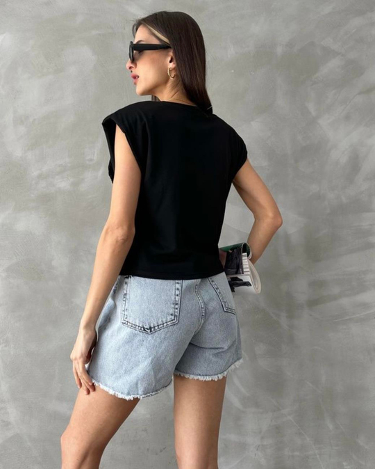 Siyah vatkalı gül detaylı tshirt