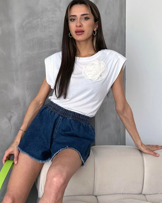 TSHİRTBeyaz vatkalı gül detaylı tshirt