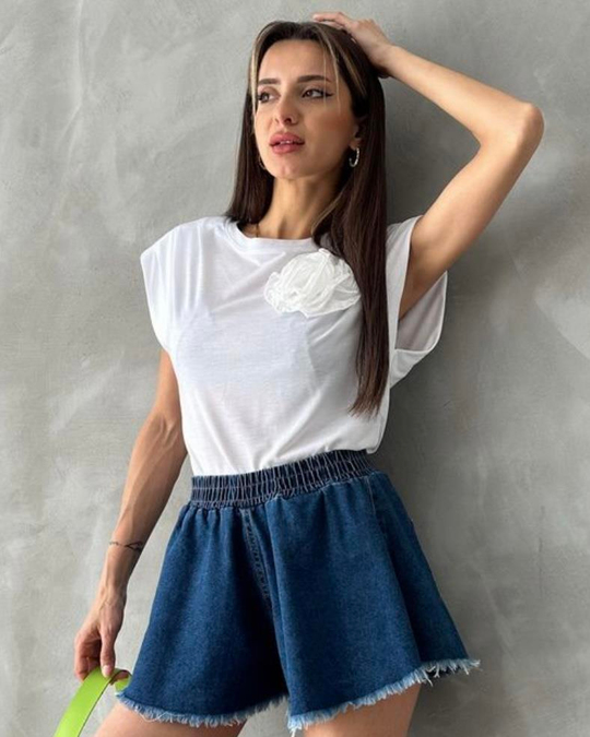 TSHİRTBeyaz vatkalı gül detaylı tshirt