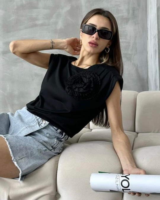 TSHİRTSiyah vatkalı gül detaylı tshirt