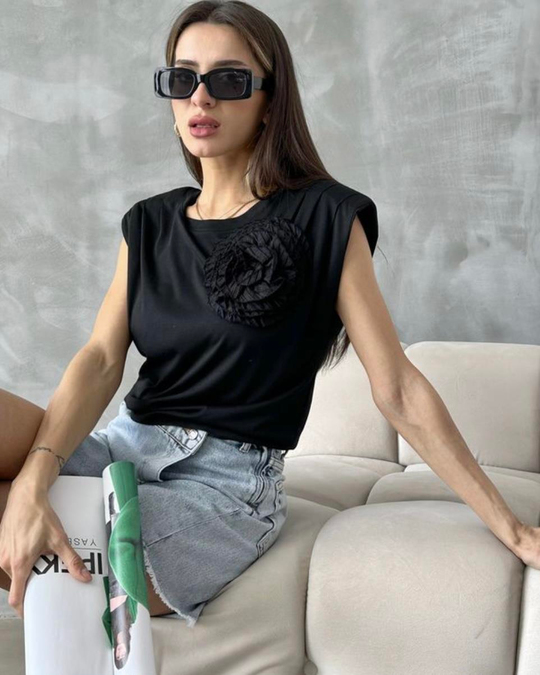 TSHİRTSiyah vatkalı gül detaylı tshirt