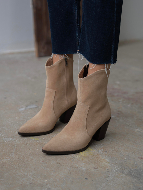 Larissa Bej Süet    Bot