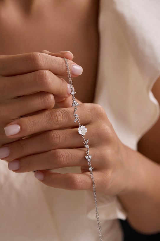 925 Ayar Gümüş Rodyum Kaplama Tria Taşlı Sevginin Zarafeti Manolya Çiçeği Bileklik