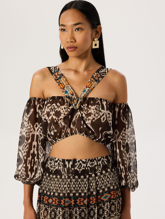 24SS109026 DÜŞÜK OMUZLU FONKSİYONEL BAĞLAMALI CROP BLUZ Kategorisiz Modelleri