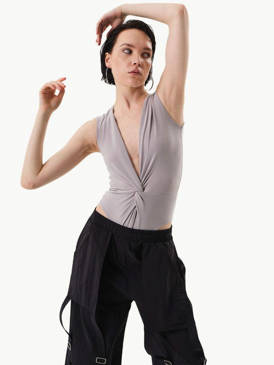 Önü Burgu Detaylı Kolsuz İkonik Body - Gri Body & Bluz Modelleri