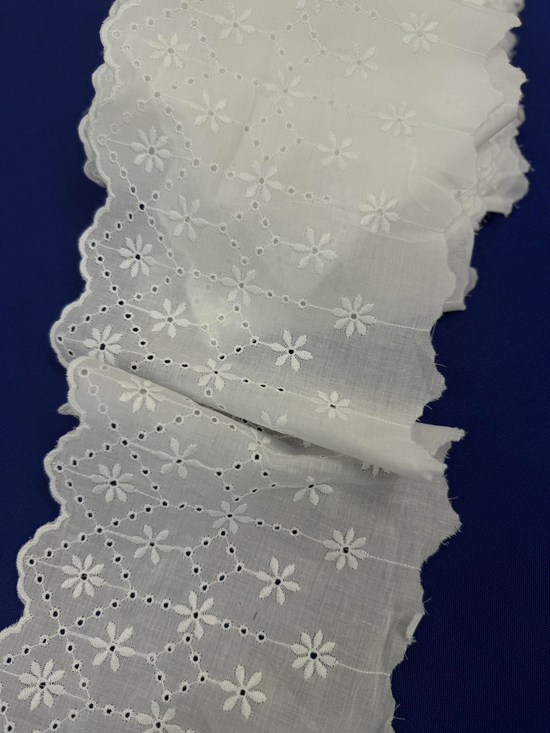 Papatya Hasadı Desen 21 Cm Genişlikli Fisto Uç Beyaz