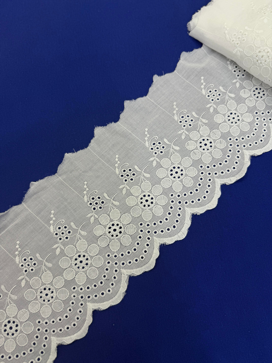 Yuvarlak Papatya Desen 17 Cm Genişlikli Fisto Uç Beyaz