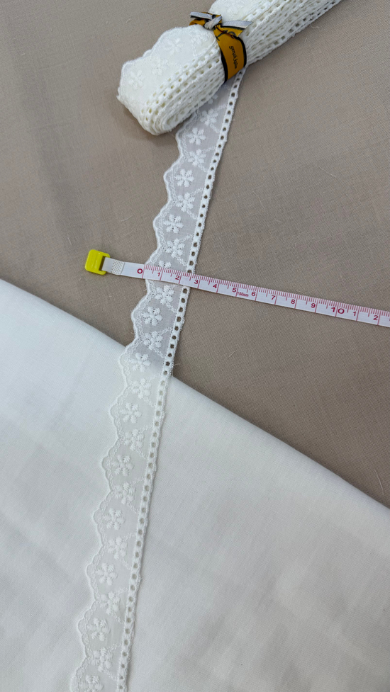 Petit Papatya Desenli 070 Numaralı Fisto Güpür Top Kırık Beyaz