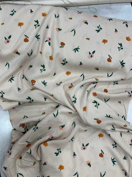 Bej Zemin Minik Tarçın ve Pembe Çiçekli Viskon