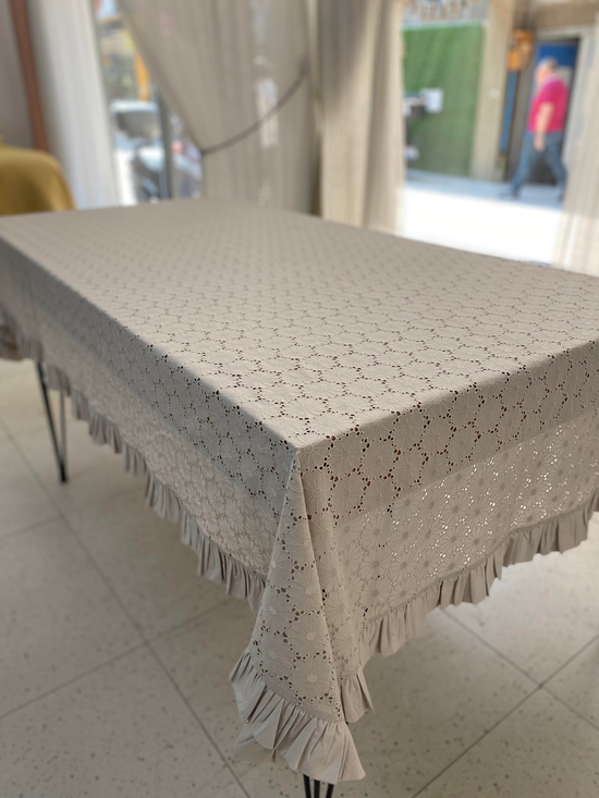 Fırfırlı Papatya Desen Fisto Masa Örtüsü Vizon