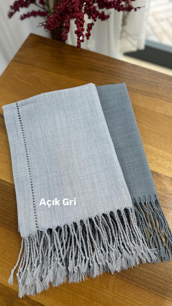 Burgu Püsküllü El İşi Antikalı (Ajurlu) Hazır Runner Açık Gri