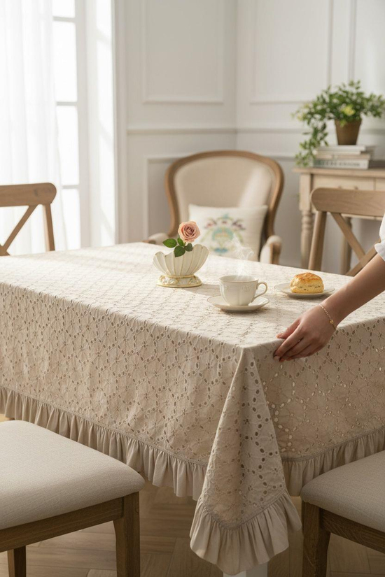Fırfır Detaylı Daire Çiçek Desen Fisto Masa Örtüsü Bej