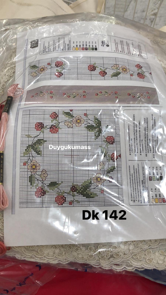 DK 142 Nolu Çiçekli Çelenk Desenli Şablon, İpler Dahil Fransız Güpür Detaylı Üçlü Oda Seti