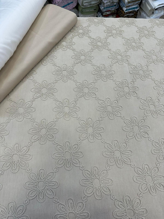 Zincir Papatya Desen Kadife Nakış Detaylı Pike (Hera Pike) Kapuçino