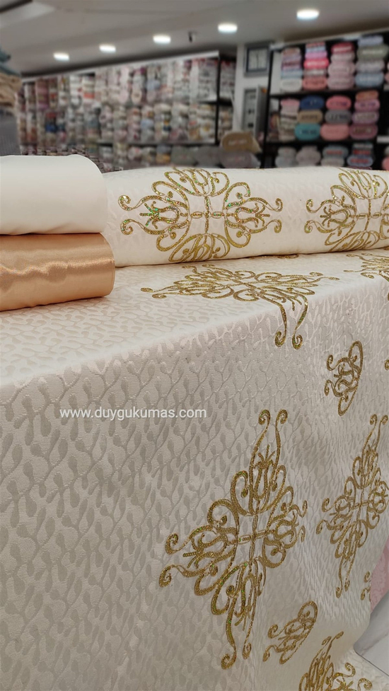 Geometrik Desen Altın Rengi Pul Nakışlı Pike Kumaşı