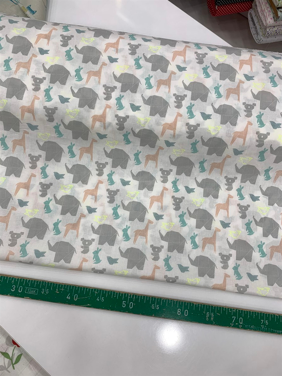Grafik Çizgi Desenli Gri Fil Ve Mavi Tavşan Desen Poplin