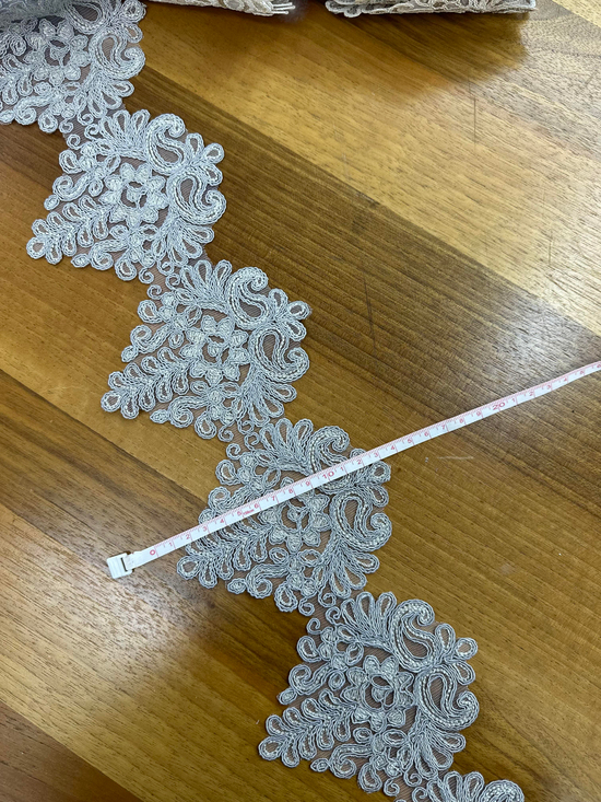 Gri Aplik Detaylı D1600 Desen Fransız Güpürü (1 top)
