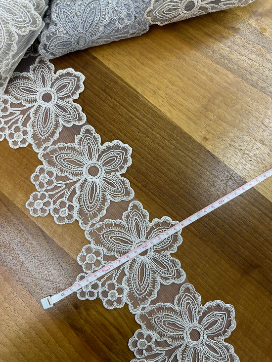 Krem Üç Mini Papatya Detaylı D1350 Desen Fransız Güpürü (1 top)