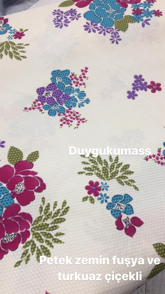 Petek Zemin Fuşya ve Turkuaz Çiçekli Desen  Duck Keteni