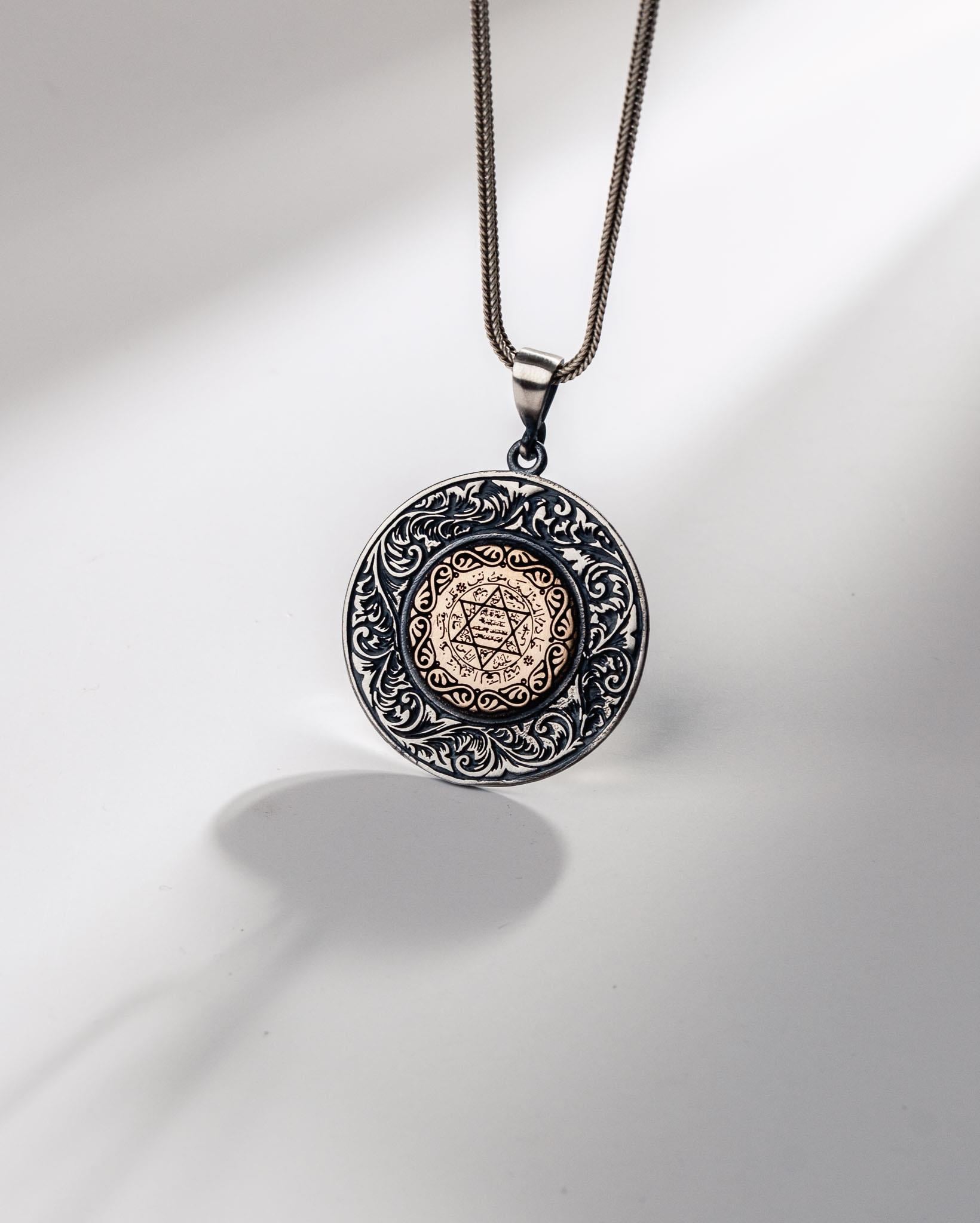 Kabartmalı Süleyman Mührü ve Yaprak Motifli 925 Ayar Gümüş Kolye