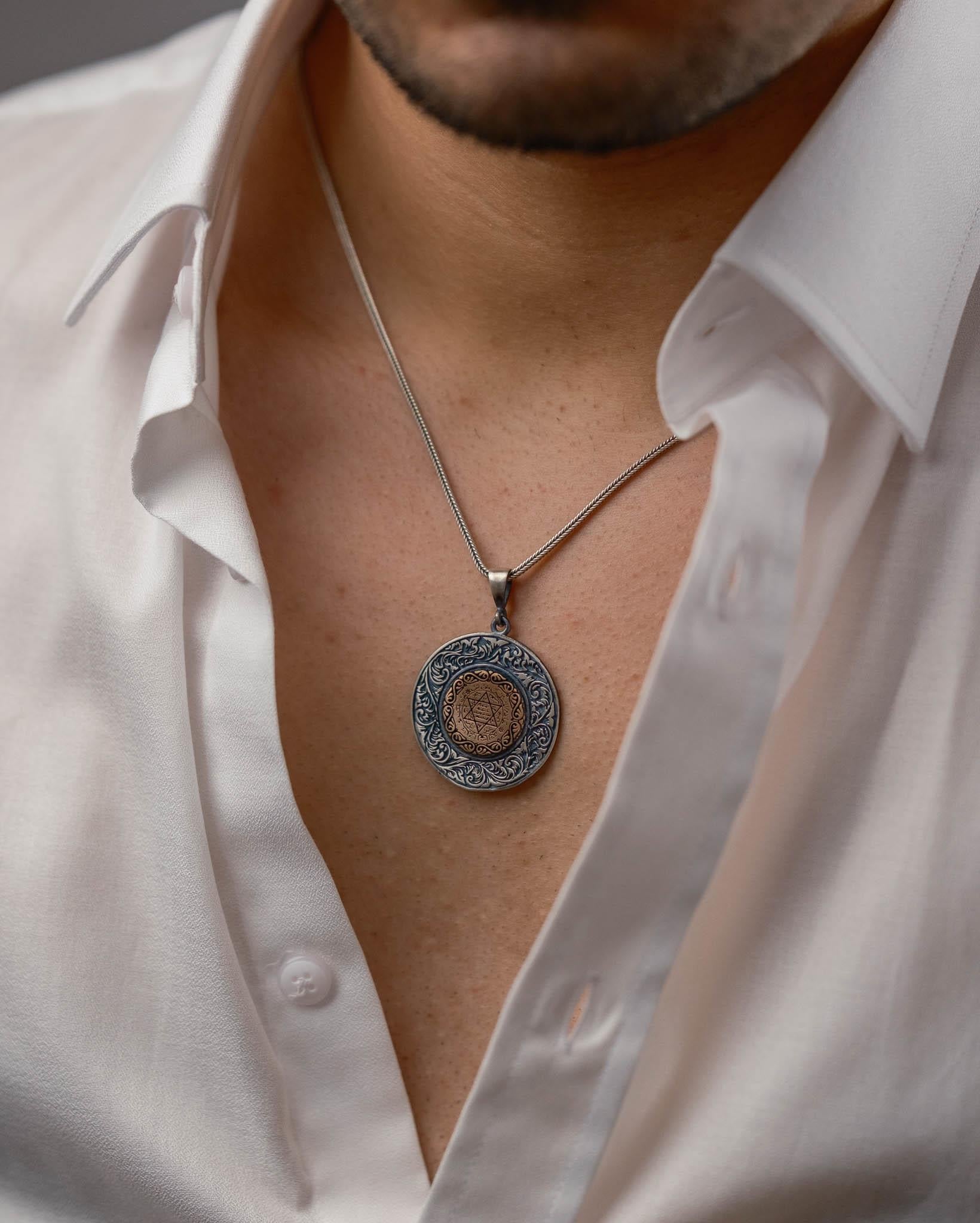 Kabartmalı Süleyman Mührü ve Yaprak Motifli 925 Ayar Gümüş Kolye