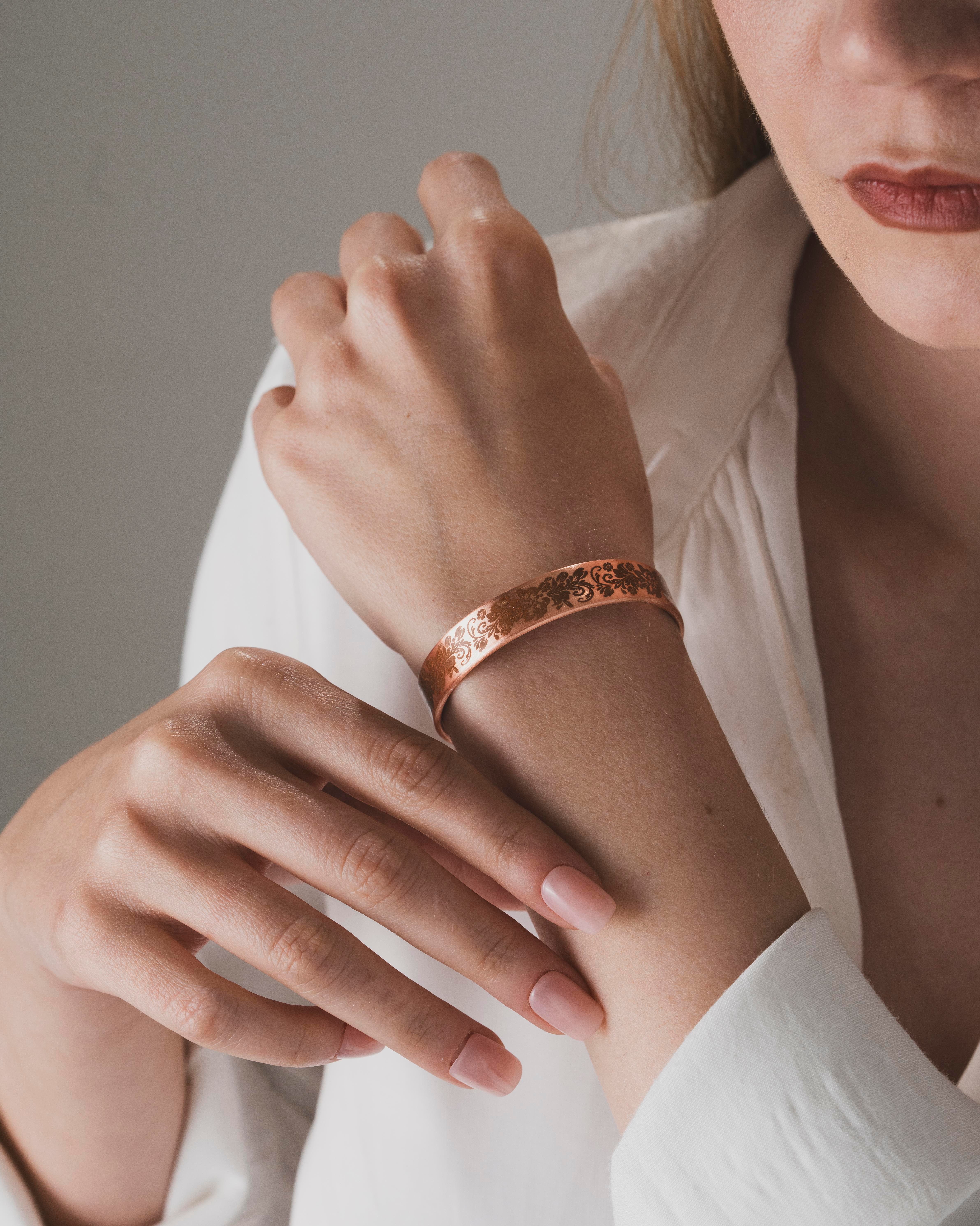 Çiçek Desenli Bakır Bilezik (Zeolit Taşı)