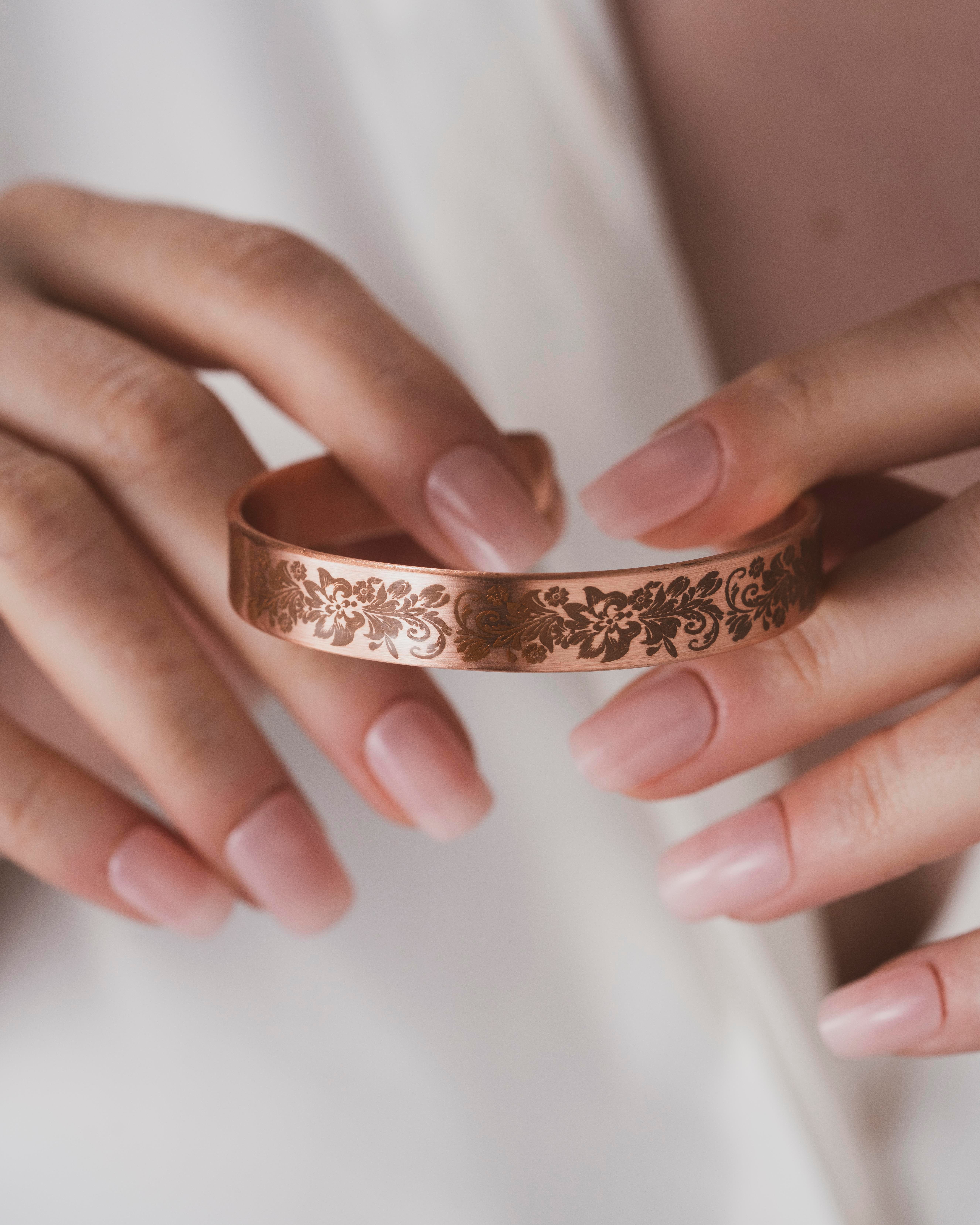 Çiçek Desenli Bakır Bilezik (Zeolit Taşı)
