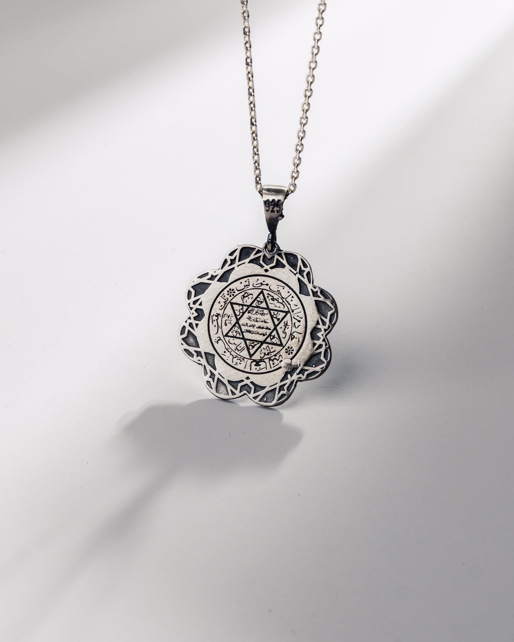 Çift Taraflı Allah Lafzı ve Süleyman Mührü İşlemeli 925 Ayar Gümüş Kolye (30 mm)