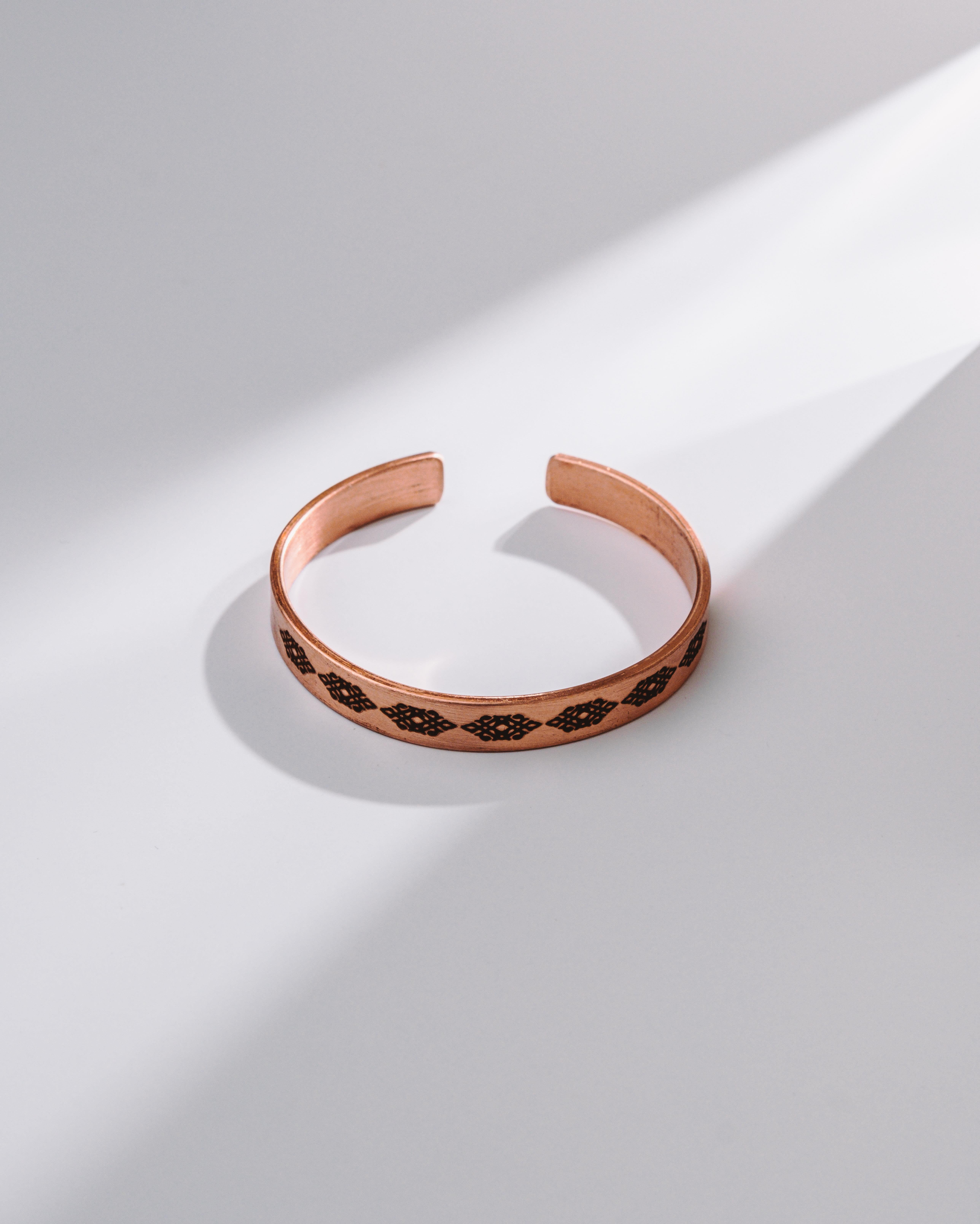 Çizgisel Harmoni Motifli Bakır Bilezik