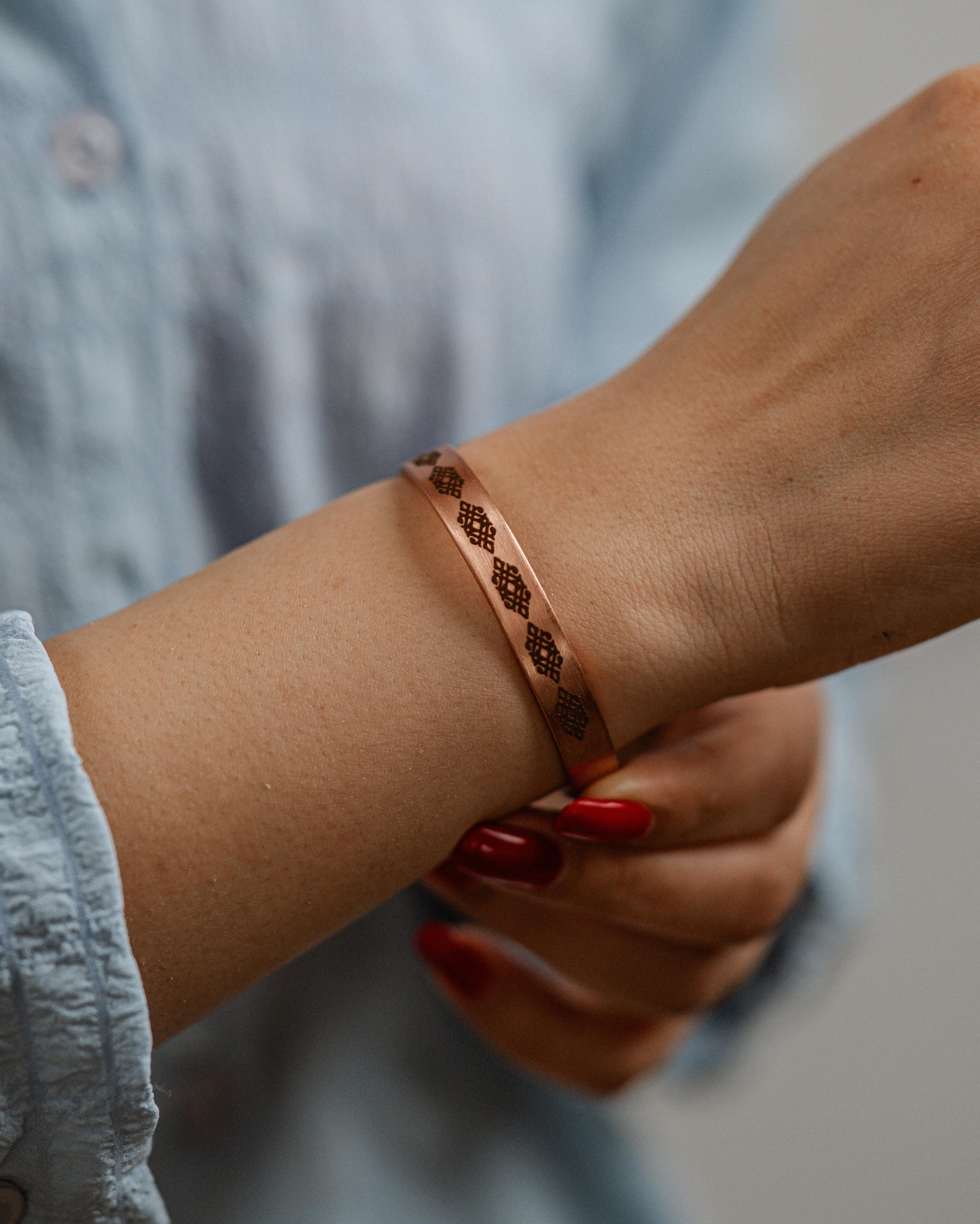 Çizgisel Harmoni Motifli Bakır Bilezik